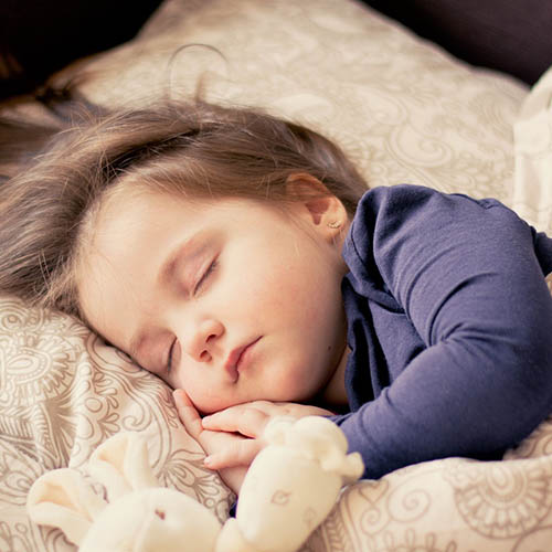  une maman avec son bébé pharmacie Balzac